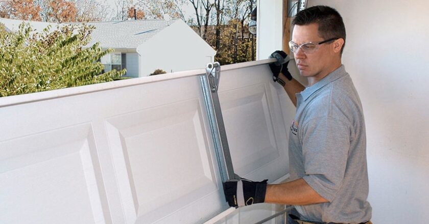 Florida Garage Door Services: Essential Maintenance Tips for Smooth, Long-Lasting Performance